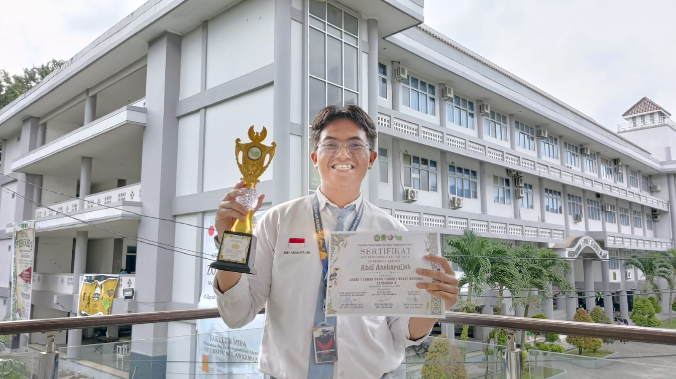 ABDI SANTRI KELAS XII RAIH JUARA 1 ORASI ILMIAH EUPHORBIO ke 9 FMIPA UNMUL