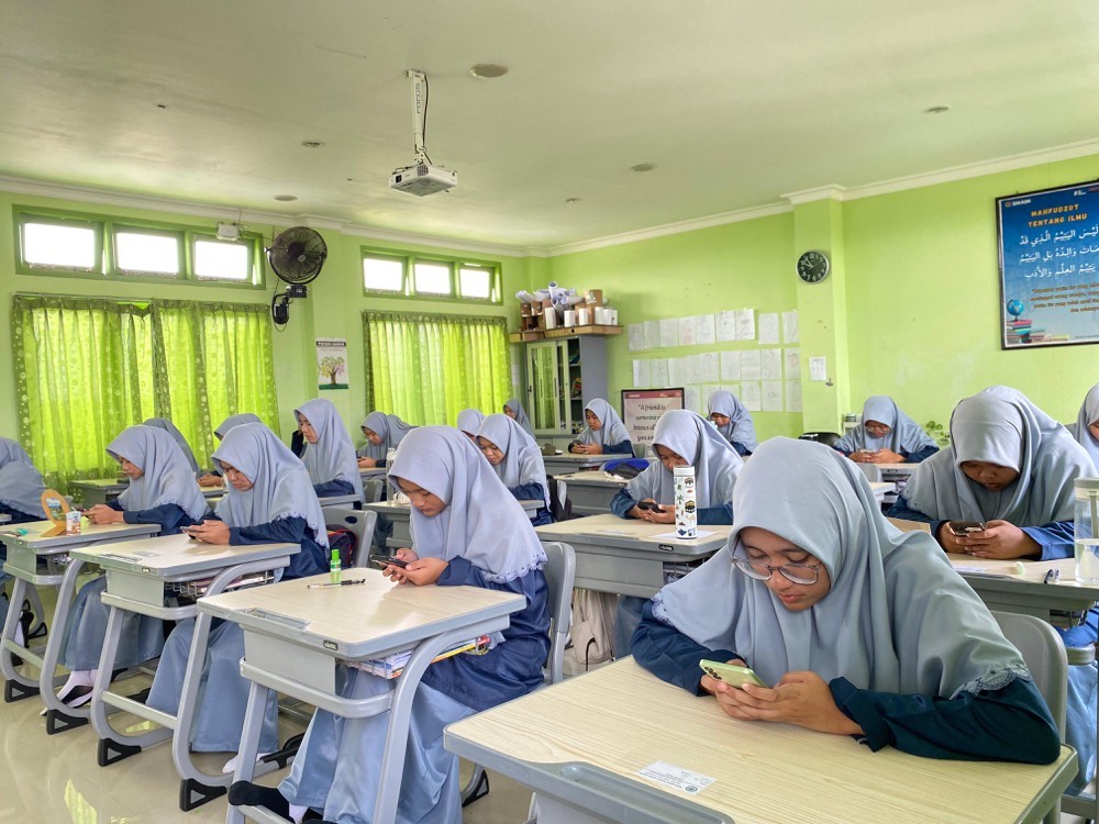 Semangat Santri SMAIM Dalam Mengikuti Penilaian Tengah Semester Ganjil 2025/2026
