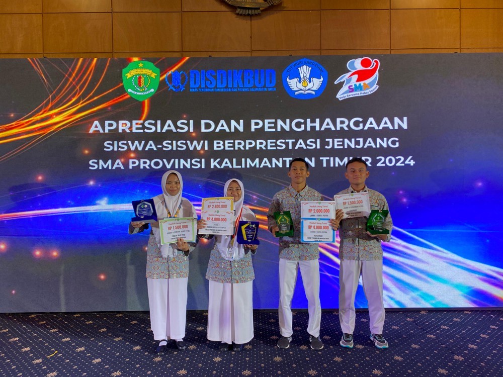 Muda dan Berbakat: Empat Santri SMAIM Menerima Penghargaan Siswa-Siswi Berprestasi Jenjang SMA Prov. Kaltim 2024